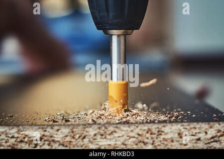 Drillig legno con una punta da trapano, elaborazione di legno vicino fino Foto Stock