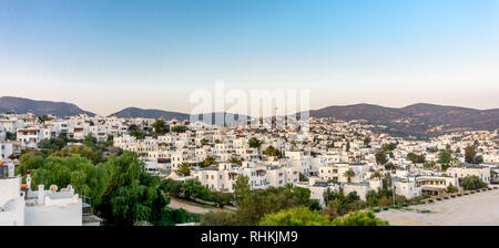 Vista panoramica veduta aerea della città di Bodrum, mugla, Turchia. I trend con orizzonte di riferimento e la gamma della montagna , bella meaditerranean tradizionali case bianche. Bagno turco Foto Stock