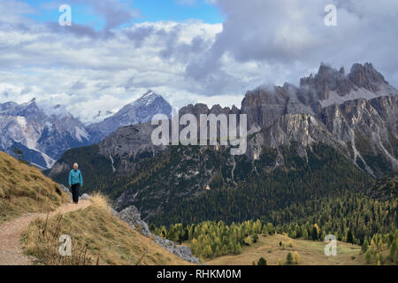 Walker sul percorso chiaro con vista della Croda da Lago, Dolomiti, Belluno, Veneto, Italia Foto Stock
