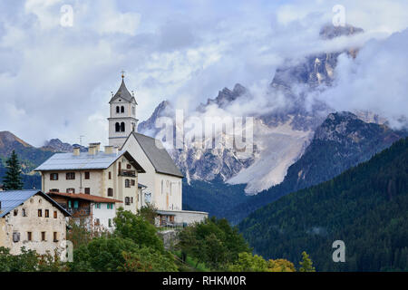 Chiesa di Santa Lucia di Colle Santa Lucia nelle Dolomiti, Belluno, Veneto, Italia. Con il Monte Pelmo dietro Foto Stock