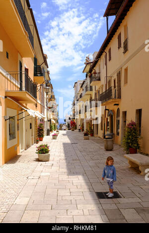 Una bambina in piedi nel pittoresco villaggio italiano. San Felice Circeo, Lazio, Italia Foto Stock