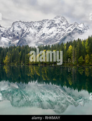 Mangart riflessa nel Lago Superiore, Laghi di Fusine, Friuli, Italia Foto Stock