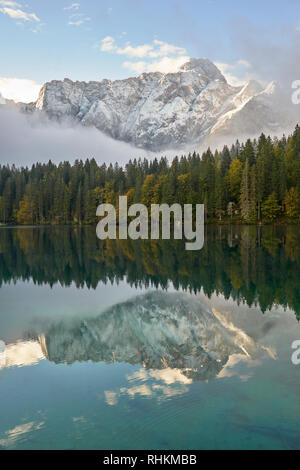 Mangart riflessa nel Lago Superiore, Laghi di Fusine, Friuli, Italia Foto Stock