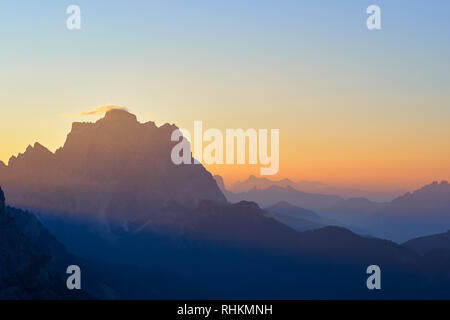 Vista del Monte Pelmo, Dolomiti, Belluno, Veneto, Italia a sunrise. Vista dal Monte Poro Foto Stock