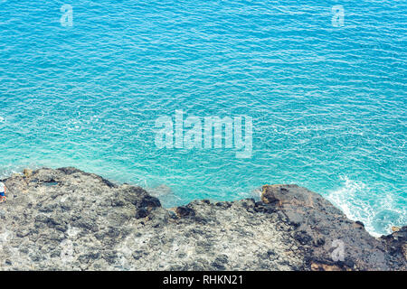 Mare roccioso riva di Acitrezza accanto alle isole dei Ciclopi, Catania, Sicilia, Italia Foto Stock