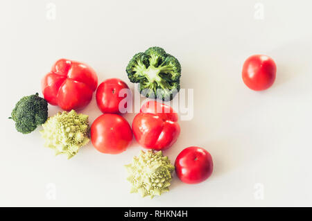 Impianto basato cibo crudo di verdure di stagione sfondo, cibo vegan cottura ingredienti, vista dall'alto Foto Stock