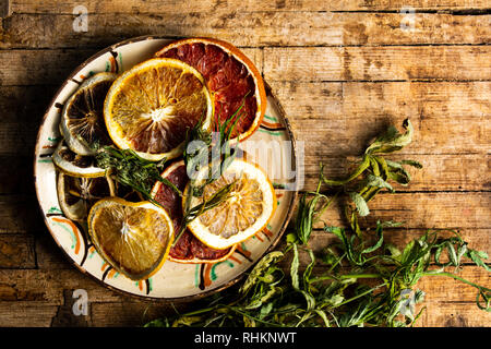 Frutta secca e foglie di marijuana su un piatto piano portapaziente Foto Stock