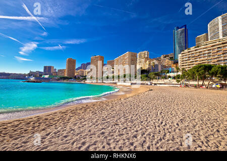 Les Plages skyline e sabbia color smeraldo beach view, il Principato di Monaco Foto Stock