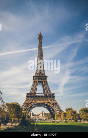 Torre Eiffel, simbolo di Parigi, Francia. Parigi i migliori destinazioni in Europa/ Foto Stock