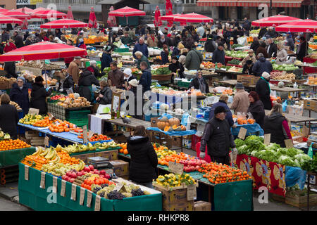 Persone che acquistano e vendono frutta e verdura al mercato Dolac, Zagabria, Croazia Foto Stock