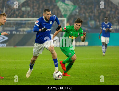 Sport, calcio, Bundesliga, 2018/2019, FC Schalke 04 vs Borussia Moenchengladbach 0-2, Veltins Arena Gelsenkirchen, scena del match, Nabil Bentaleb (S04) in possesso palla, destra Jonas Hofmann (MG), sinistra Oscar Wendt (MG), DFL REGOLAMENTI VIETANO QUALSIASI USO DI FOTOGRAFIE come sequenze di immagini e/o quasi-VIDEO Foto Stock