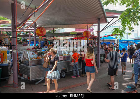 Le persone che si godono il mercato Nightcliff a Darwin, in Australia. Foto Stock