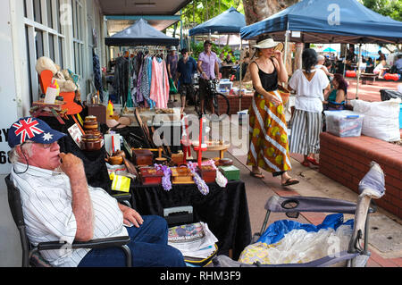 Le persone che si godono il mercato Nightcliff a Darwin, in Australia. Foto Stock