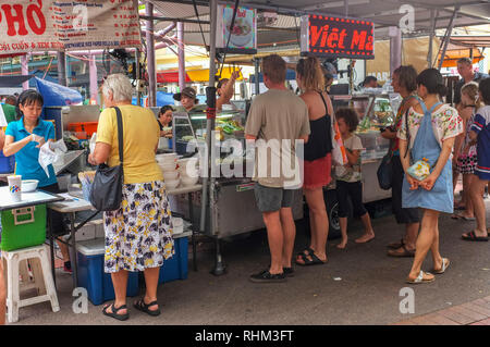 Per coloro che godono di acquisto e pronto a mangiare cibo al mercato Nightcliff a Darwin, in Australia. Foto Stock