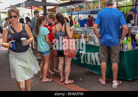 Le persone che si godono il mercato Nightcliff a Darwin, in Australia. Foto Stock