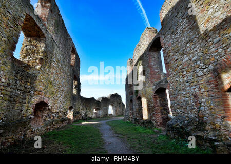 Rovina del castello di Staufen nella zona della foresta nera in Germania Foto Stock