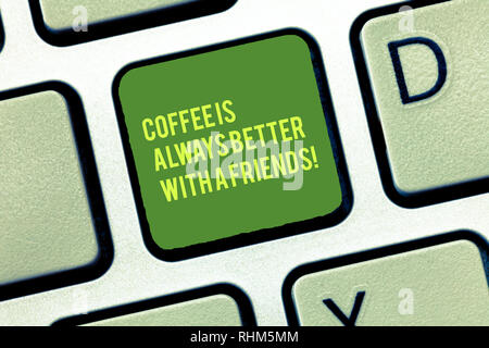 Scrittura testo scrittura di caffè è sempre meglio con gli amici. Concetto significato incontro con amati per godere dei tasti della tastiera intenzione di creare c Foto Stock