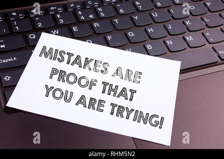 Segno di testo che mostra gli errori sono la prova che si sta cercando. Foto concettuale Prova e errore è la strada per il successo Foto Stock