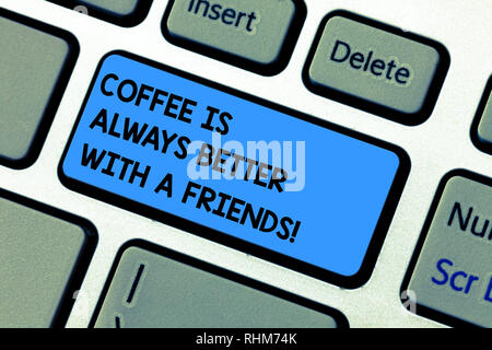 Scrittura testo scrittura di caffè è sempre meglio con gli amici. Concetto significato incontro con amati per godere dei tasti della tastiera intenzione di creare c Foto Stock