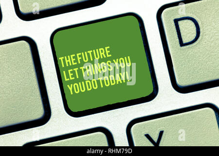 Testo della scrittura scrivere il futuro dipende da ciò che si fa oggi. Concetto significato fare cose ora per ottenere il successo dei tasti della tastiera intenzione di creare c Foto Stock