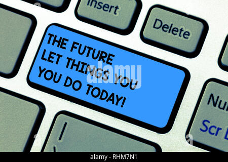 Testo della scrittura scrivere il futuro dipende da ciò che si fa oggi. Concetto significato fare cose ora per ottenere il successo dei tasti della tastiera intenzione di creare c Foto Stock