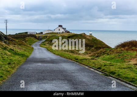 La strada verso il faro di Baily sulle scogliere di Howth in Irlanda in una giornata di sole in febbraio Foto Stock