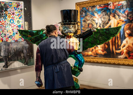 Un pulitore lucidi un pezzo di arte il lavoro in galleria a Londra, swanky Mayfair Foto Stock