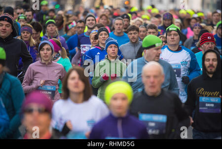Guide di scorrimento sul filamento di prendere parte al Cancer Research UK London Inverno Esegui. Foto Stock
