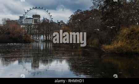 La vista da St. James' Park con il famoso London Eye in background. Foto Stock