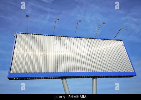 Blank fissi in metallo per affissioni pubblicità esterna contro un cielo blu Foto Stock