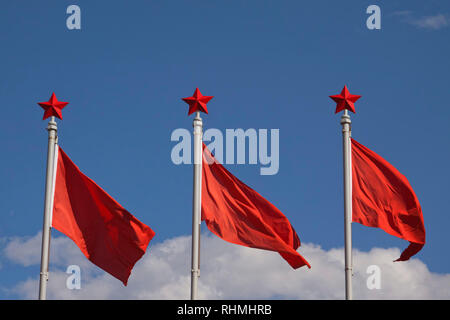 Sventolando bandiere rosse in Cina Foto Stock