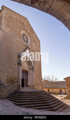 La Chiesa Parrocchiale dei Santi Leonardo e Cristoforo a Monticchiello, Siena, Toscana, Italia Foto Stock