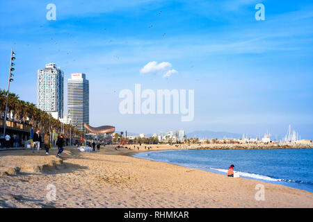 Barcellona, Spagna - 19 Gennaio 2019: vista della spiaggia di Barceloneta. Esso è il più antico e il più famoso in città, situato nel quartiere di La Barceloneta (Ciuta Foto Stock