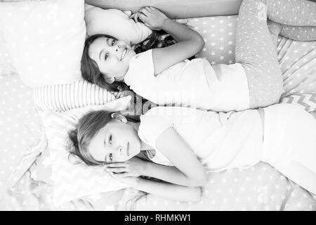 Le ragazze vogliono semplicemente divertirsi. Invita un amico per sleepover. Migliori amici per sempre. Considerare il tema slumber party. Slumber party intramontabile tradizione di infanzia. Ragazze rilassante sul letto. Slumber party concetto. Foto Stock