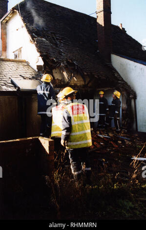 Incendio presso il vecchio mulino Public House in Takeley Foto Stock