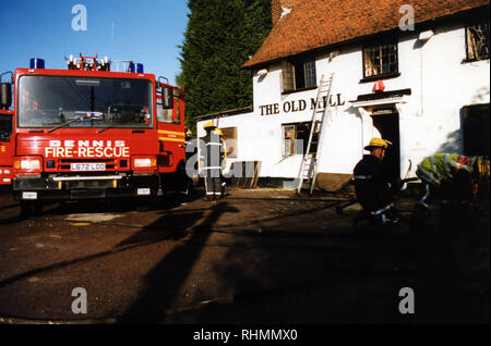 Incendio presso il vecchio mulino Public House in Takeley Foto Stock