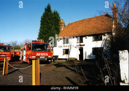 Incendio presso il vecchio mulino Public House in Takeley Foto Stock