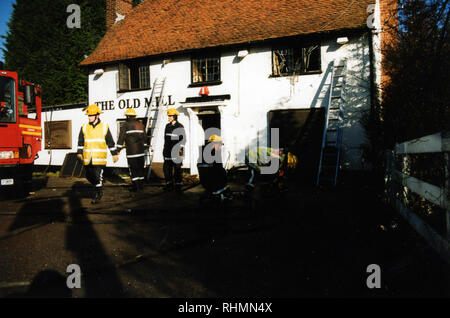 Incendio presso il vecchio mulino Public House in Takeley Foto Stock