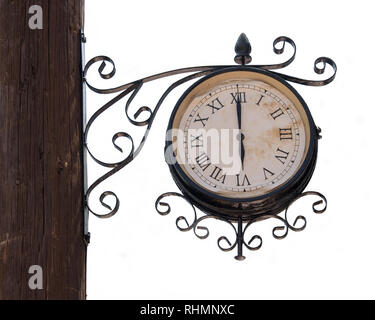 Vintage orologio strada su un palo di legno isolato su sfondo bianco Foto Stock