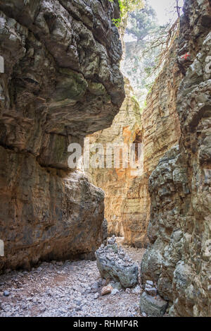 Sentiero stretto nella gola di Imbros, Creta, Grecia Foto Stock