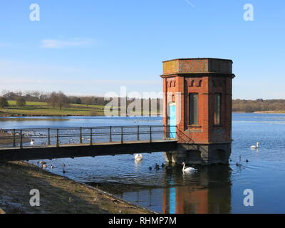 Vista della valvola torre che era parte di ingegneria per la fornitura di acqua potabile fresca a Sywell serbatoio, completato 1906. Foto Stock