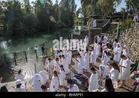 Israele, Yardenit sito battesimale nella parte inferiore del fiume Giordano a sud del Mare di Galilea, un gruppo di pellegrini di battezzare Foto Stock