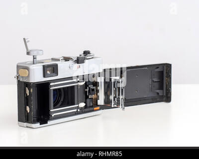 Un esempio preloved di questo classico telemetro fotocamera, vista dall'interno. La Canonet QL17 da Canon è una fotocamera da 35 mm in primo luogo fabbricato nel 1972. Foto Stock