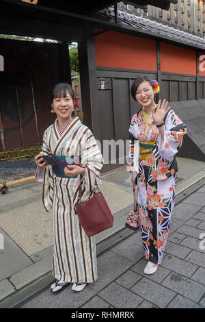 Donna Giapponese in kimono tradizionali. Fotografato a Kyoto, Giappone Foto Stock