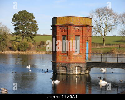 Vista della valvola torre che era parte di ingegneria per la fornitura di acqua potabile fresca a Sywell serbatoio, completato 1906. Foto Stock