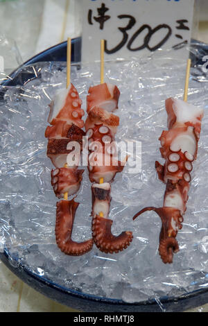 Il cibo giapponese. Spiedino di polpo su ghiaccio. Fotografato in Osaka mercato alimentare, Osaka, Giappone Foto Stock