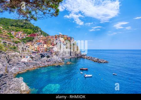 Manarola, Cinque Terre - Luglio 9, 2018:. Manarola è una bella cittadina in provincia di La Spezia, Liguria, Italia del nord e uno dei cinque C Foto Stock