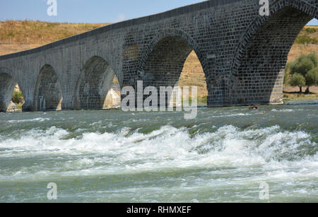 Il vecchio ponte storico con archi. Ponte Sulukh in poltiglia Foto Stock