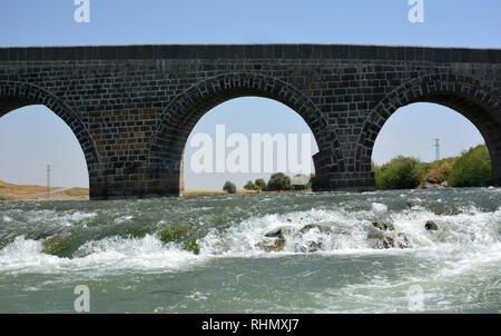 Il vecchio ponte storico con archi. Ponte Sulukh in poltiglia Foto Stock