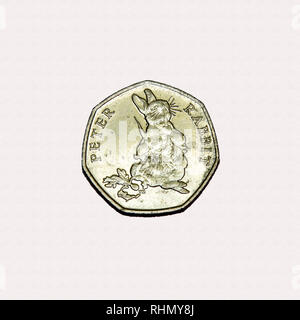 Edizione limitata British 50p pezzo medaglia commemorativa Beatrix Potter personaggio Peter Rabbit figura piena di mangiare le carote Foto Stock